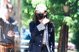 angelababy不怕热，夏天穿着牛仔外套凹造型，不丑反而时髦又好看图片