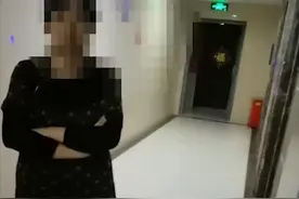 四川一婆婆遭儿媳赶到楼道等儿回家，邻居称是常事图片