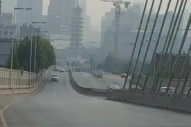郑州解放路立交桥上，二七塔仿佛近在眼前图片