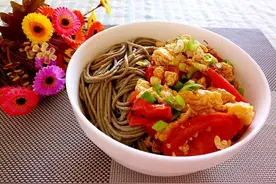 美食分享：西红柿鸡蛋苦荞拌面，夏日里的经典美食，简单做法图片