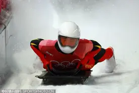钢架雪车队潜心钻研弯道技术图片