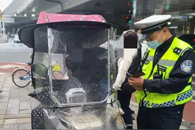 拆雨篷，送雨衣，武汉交警雨天温情执法获赞图片