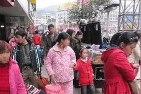 “睡衣妈妈”校门口接娃引热议，网友：方便了自己，伤了孩子自尊图片