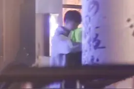 又一对明星恋情疑曝光！当街亲吻拥抱不避嫌，女方是芒果力捧小花图片