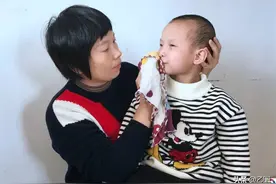 再婚夫妻要了一个自己的孩子，未料是悲剧，为救他妈妈躺上手术台图片