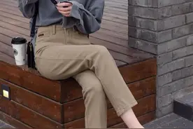 女人穿风衣尽量别搭小脚裤，今秋流行的女裤太高级，洋气美成焦点图片