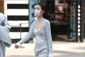 重庆妹子不仅身材好还时尚 重庆天街街拍图片
