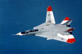 F-14有多大？看看它旁边的F-18图片