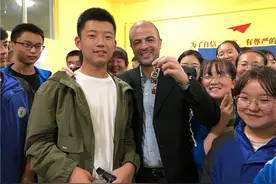 甘肃山区来了一位"洋先生"，全英文授课"引爆"课堂，大批学生慕名而来！图片