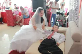 2013年，马来西亚女孩远嫁中国瘫痪33年的男子，婚后两人过得如何图片