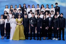 青年演员云集！刘昊然站c位太亮眼，杨紫被质疑衣服颜色不统一？图片