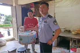 温馨！九旬独居老人过生日 民警翻山越岭送祝福图片