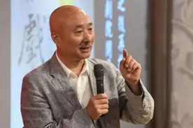 陈佩斯与儿子拍摄视频，公开豪宅装修，大家却被桌上的饭菜吸引图片