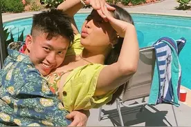 七哥为D杯女友变舔狗，网友：果然只有辣妹能当Rapper女友图片