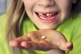 “妈妈，我的牙齿掉了”:孩子的换牙期到了，这些注意事项你都知道吗？图片