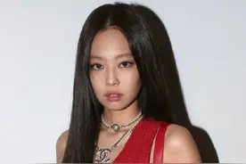 韩国女星看秀仪态差，满身大牌依旧被嘲又黑又土，大片毫无表现力图片