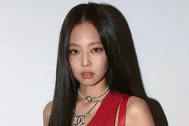 韩国女星看秀仪态差，满身大牌依旧被嘲又黑又土，大片毫无表现力图片