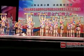 老人台上表演广场舞倒地去世图片