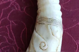 造型风格独特的人面羊角型古玉手把件图片