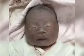 “黑脸宝宝”走红，宝妈晒出两个月后的逆袭照，调侃多亏没扔图片