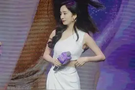 杨幂身穿白色露腰开叉连衣裙大秀好身材图片