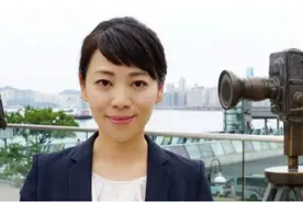 “央视最美”主持人，夫妻双双是高考状元，今48岁劳春燕依旧美丽图片