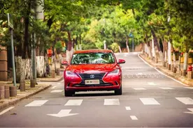 夏季停车后，给车窗留条缝隙能散热？老司机：毁车还洋洋得意？图片