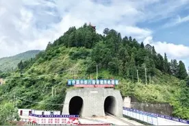 通行8分钟 奋战14年大瑞铁路秀岭隧道贯通图片