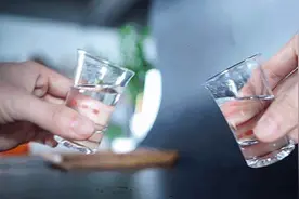 “酒后不语真君子”，下一句是什么？听完感叹古人总结很对图片