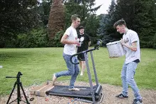 光脚在1万块乐高上走完3800米，今年这些世界纪录有点玩命图片