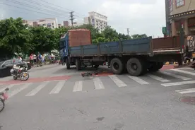 7岁男童蹲下系鞋带，被卷入车轮下！图片