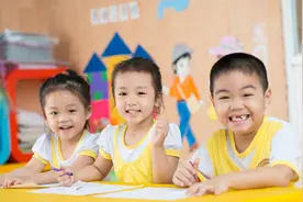 建议将幼儿园纳入义务教育，私立幼儿园会被取消吗？官方作出回应图片