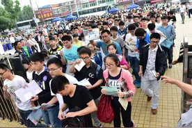 高考前一天晚上应该复习吗？班主任：早睡才合适，理由很简单图片