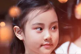 许久未见小甜馨已悄然长大，随妈妈上街遛弯，一双长腿尤为吸睛图片