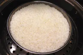 蒸米饭时，大米到底用洗几次？原来一直做错了，难怪米饭不香不软视频封面