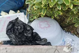 这些废品现身小区 居民们很担心图片