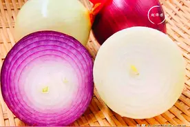 买洋葱时，白洋葱和紫洋葱选哪种好？老菜农说漏嘴：以后别乱买了图片