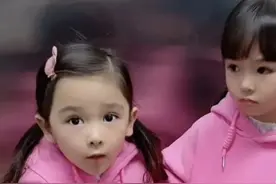 漂亮姐妹花遇到阿姨送好吃的，只有一块，妹妹一句话让姐姐很尴尬图片