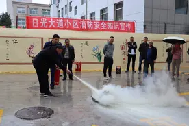 寿阳县日光大道小区门口，一名消防员被围观……图片