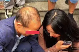 女子街头直播，大爷现场为其刷礼物，网友：这就是愿者上钩图片