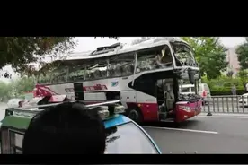 济南二环西路小清河北路一辆大巴车“爆炸”，事发时车上没有乘客图片