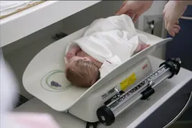 宝宝每个月长多少斤是正常的？最新婴幼儿体重对照表，家长请收好图片