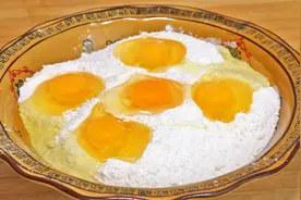 面粉里加5个鸡蛋，不蒸也不油炸，这样做真是太香了，上桌就抢光图片