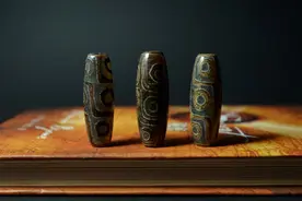 世上仅存的两颗九眼天珠，其中一颗李连杰戴在脖子上，价值上亿图片