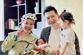 红果果产后首晒全家福，与绿泡泡庆祝结婚12周年，儿女双全超幸福图片