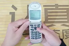 19年前手机长什么样子，三星800C开箱，1999年你家买手机了吗？视频封面