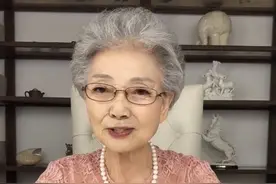 OMG，这位90岁奶奶也太美了吧，穿高跟鞋走路比年轻人还稳图片