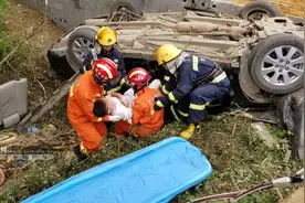 广西大新一轿车侧翻路边 事故致一人受伤一人死亡 12名消防员赶赴现场图片