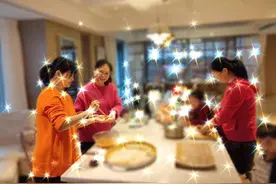 大S过年包饺子！穿橙色针织衫宽大臃肿太像家庭主妇，衣品变化大图片