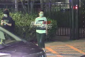 身体似有抱恙？周迅穿宽松裤平底鞋出门，一直捂着腹部状态不佳图片